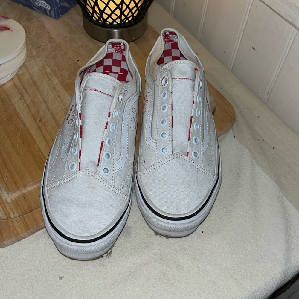 Is men 6 women’s 7.5 vans white shoes